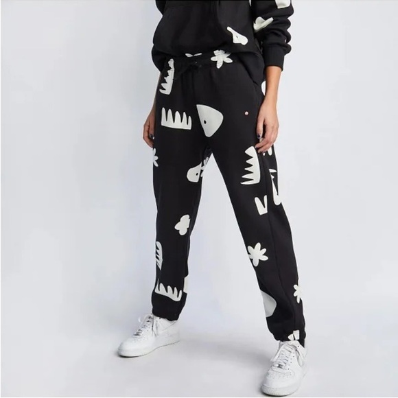 NIKE Mia Lee Artist Series Abstract Shapes Black And White Jogger Size Small